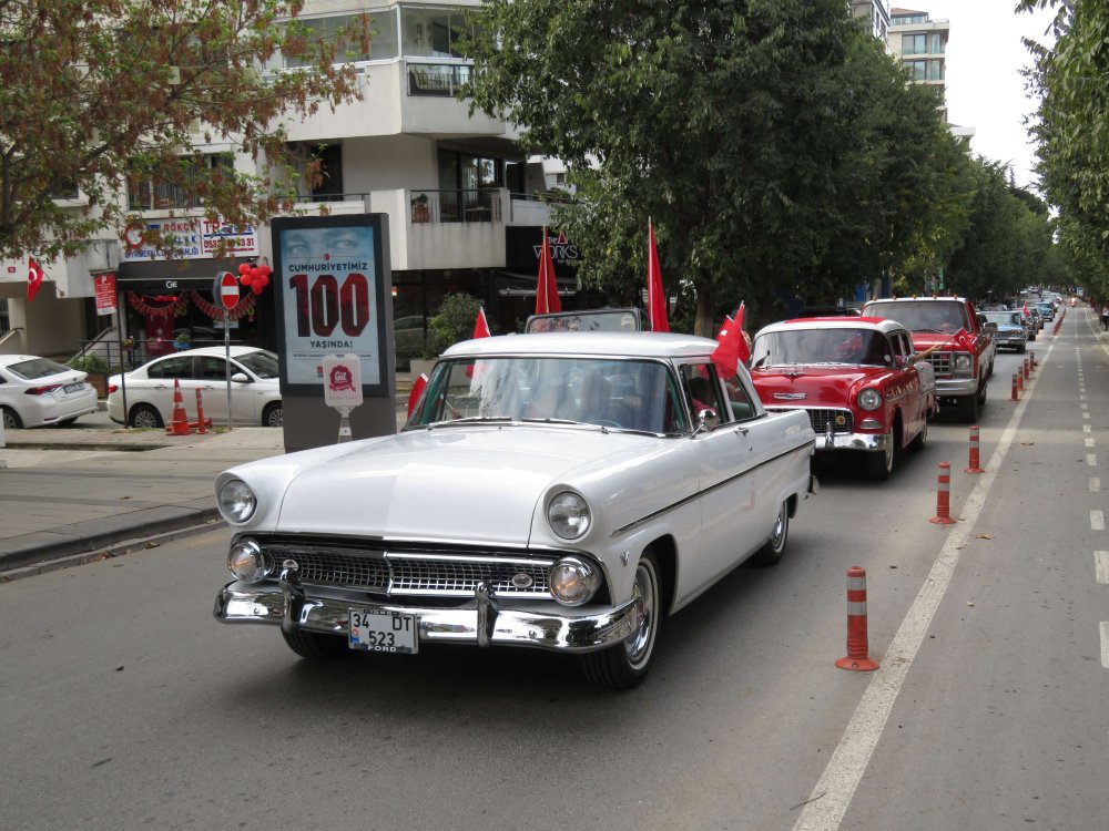 Klasik otomobillerle 100. yıl konvoyu