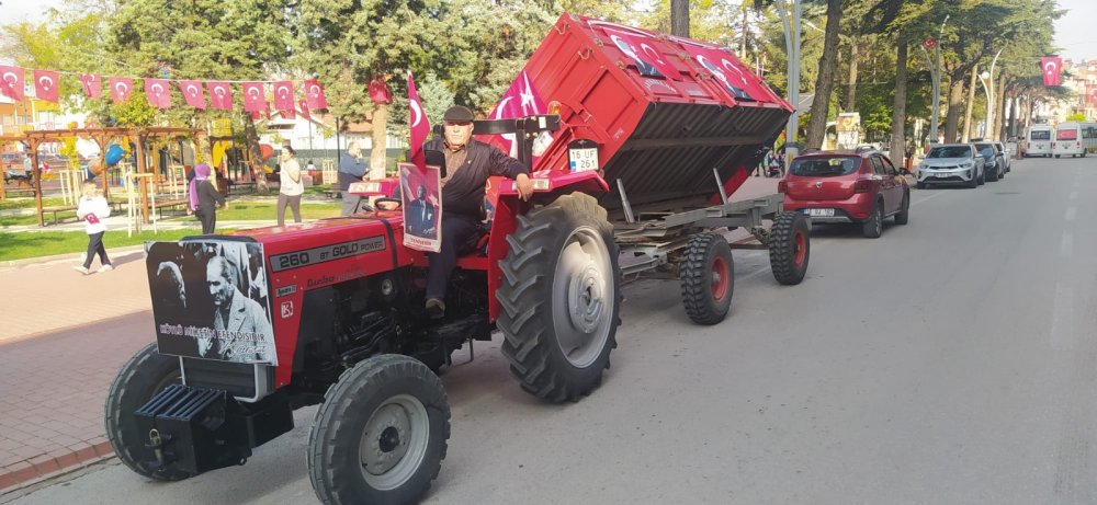 Traktörünü 100. yıla özel bayraklarla süsledi