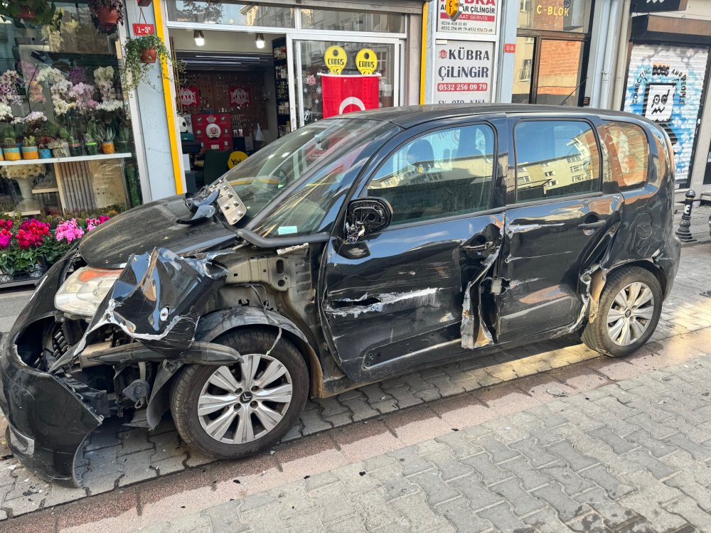 TIR ortalığı birbirine kattı: Onlarca araca çarparak ilerledi