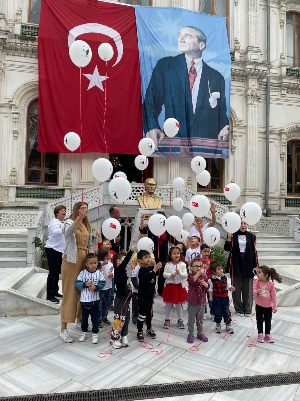 100 bin anaokulu öğrencisi beyaz balon uçurdu