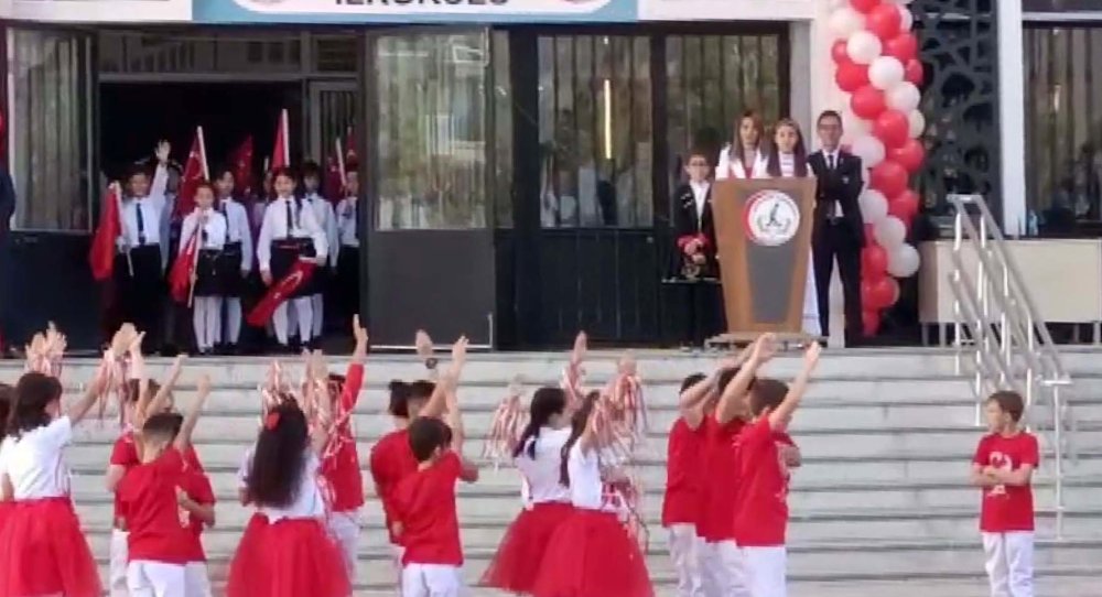 Tepki çeken görüntü! Öğrenci gösteriden çıkartıldı, kenarda bekletildi: Sendika o öğretmene sahip çıktı