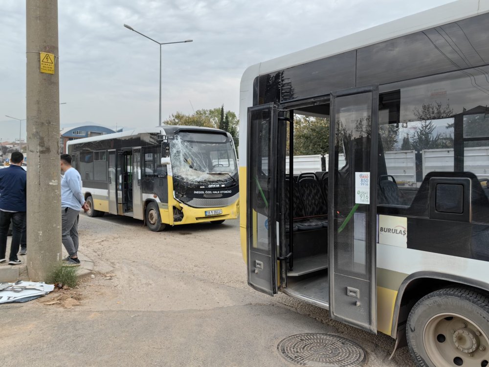 Aynı yöne giden halk otobüsleri çarpıştı