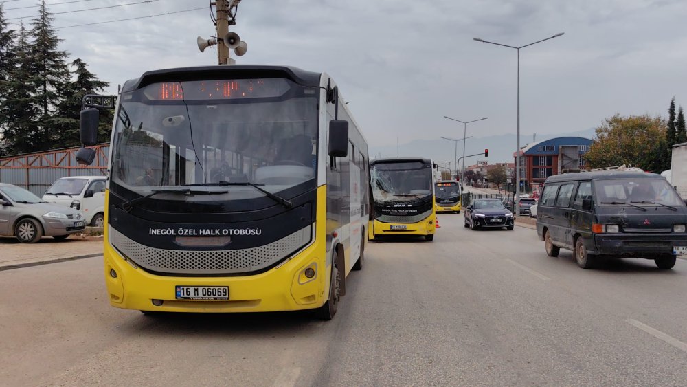 Aynı yöne giden halk otobüsleri çarpıştı