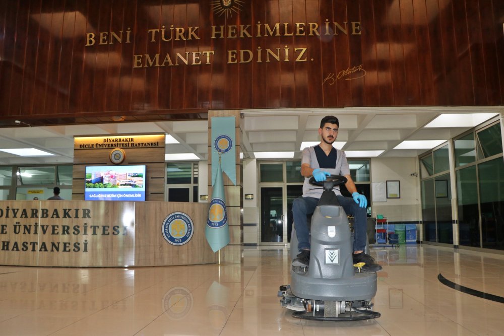 İki tıp öğrencisi, eğitim gördükleri üniversitede temizlikçi oldu