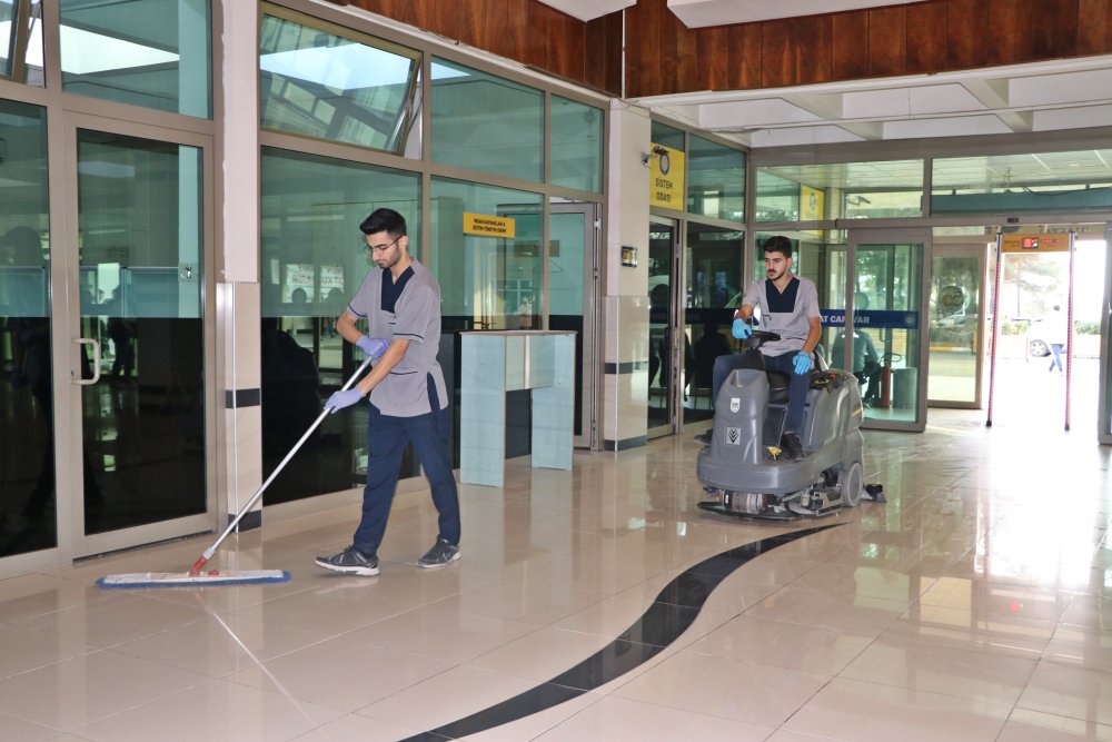 İki tıp öğrencisi, eğitim gördükleri üniversitede temizlikçi oldu