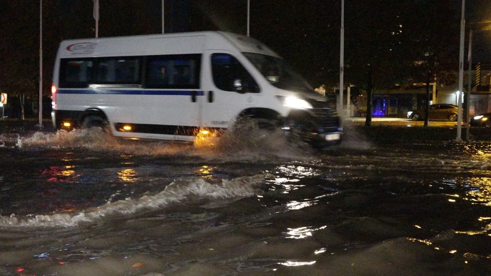 Kenti sağanak vurdu!