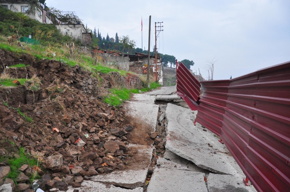 Mahalle diken üstünde: 'Ölüm korkusuyla yaşıyoruz'