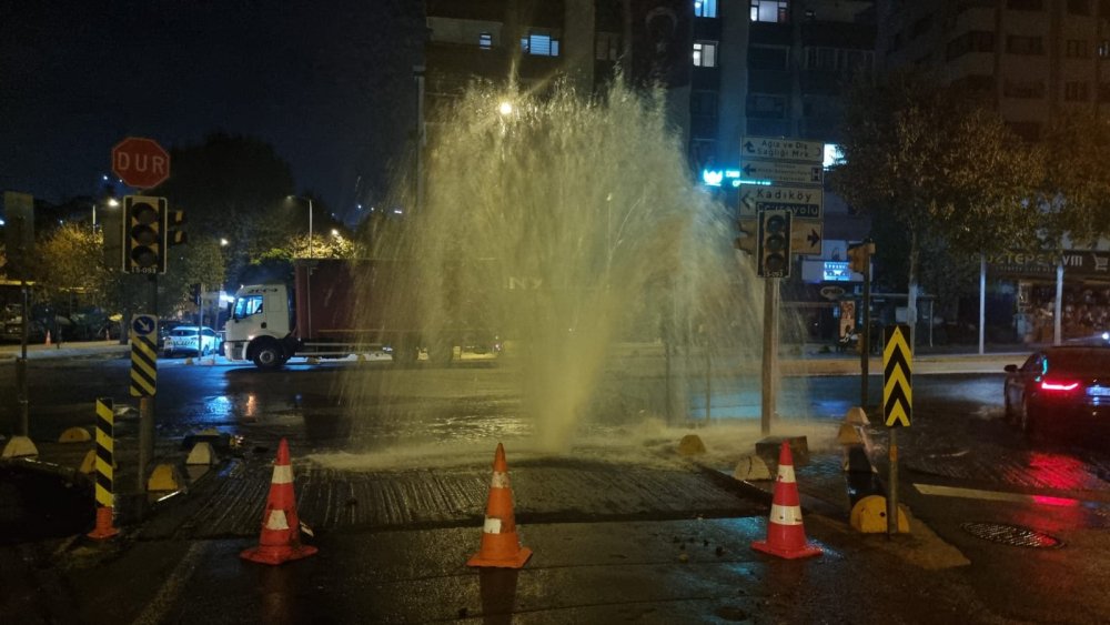 Su borusu patladı, saatlerce akan su mahalleyi göle dönüştürdü