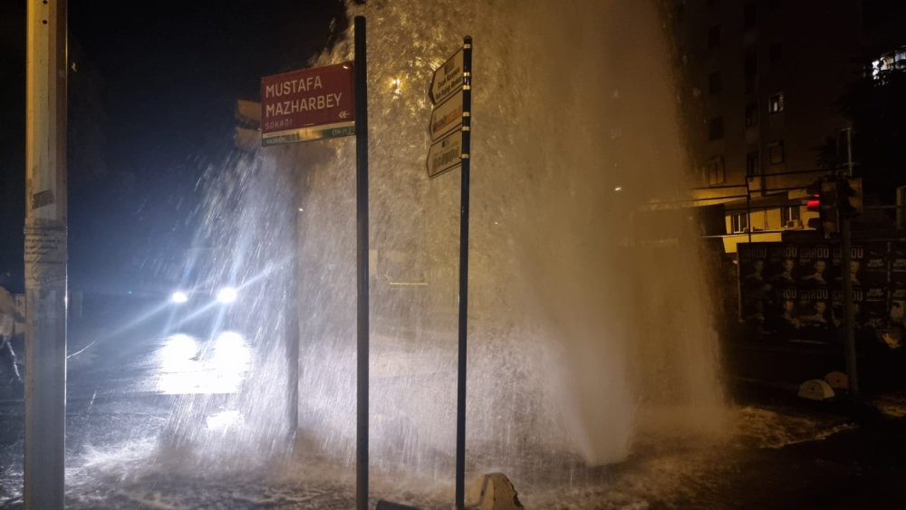 Su borusu patladı, saatlerce akan su mahalleyi göle dönüştürdü