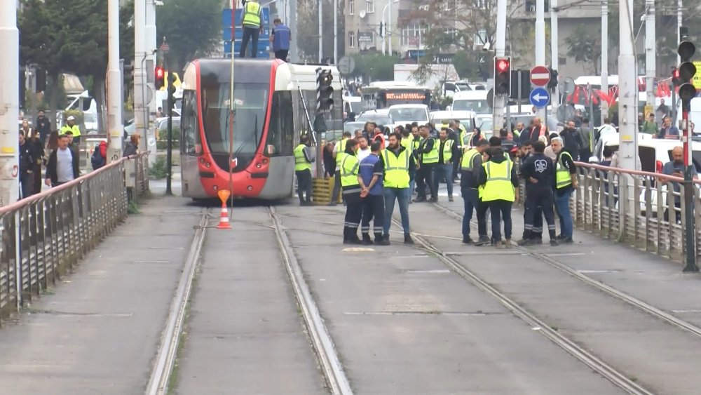 Tramvay arızası: Yollar trafiğe kapatıldı, yolcular raylarda yürümek zorunda kaldı