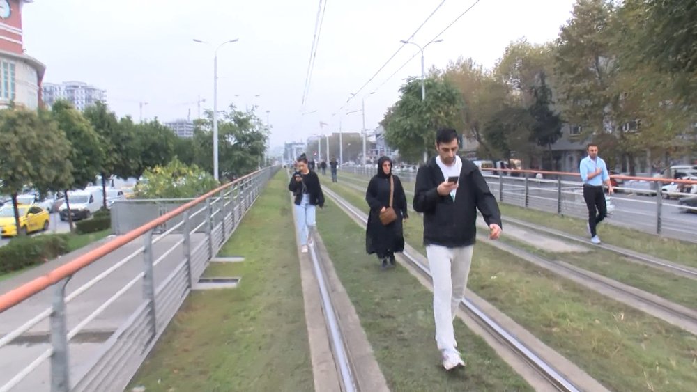 Tramvay arızası: Yollar trafiğe kapatıldı, yolcular raylarda yürümek zorunda kaldı