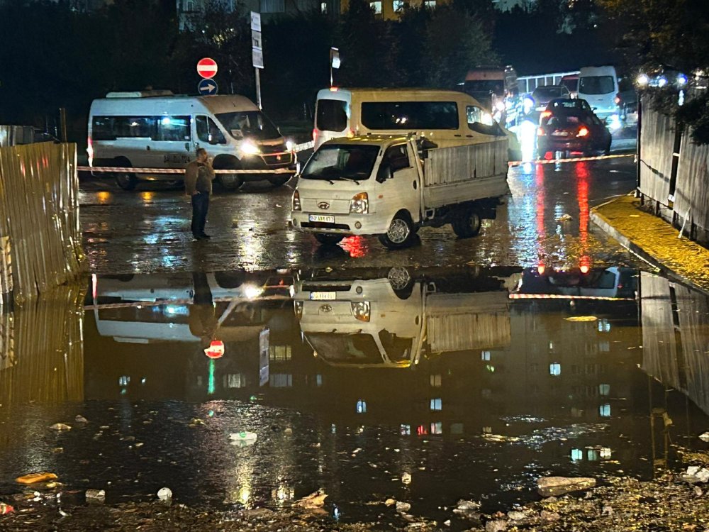 İstanbul'da etkili olan kuvvetli yağış araçların suda mahsur bıraktı