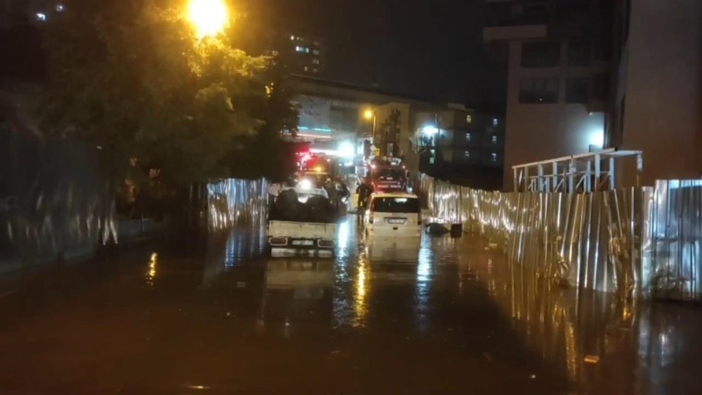 İstanbul'da etkili olan kuvvetli yağış araçların suda mahsur bıraktı