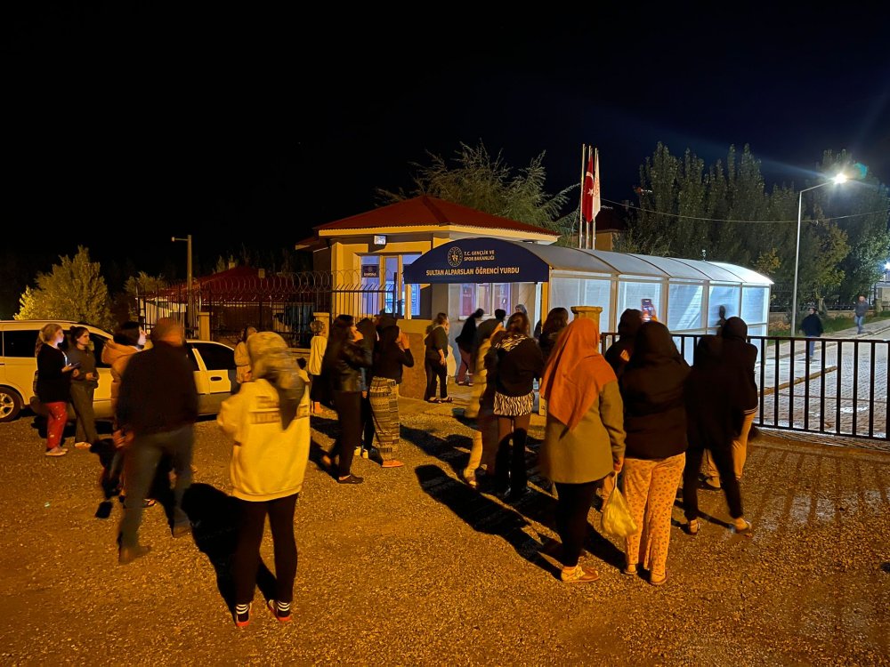 KYK kız yurdunda öğrencilerin asansörde mahsur kalmasına protesto