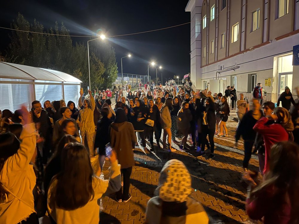 KYK kız yurdunda öğrencilerin asansörde mahsur kalmasına protesto