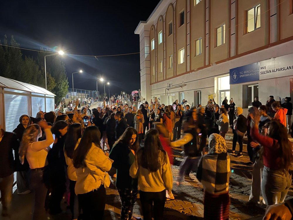 KYK kız yurdunda öğrencilerin asansörde mahsur kalmasına protesto