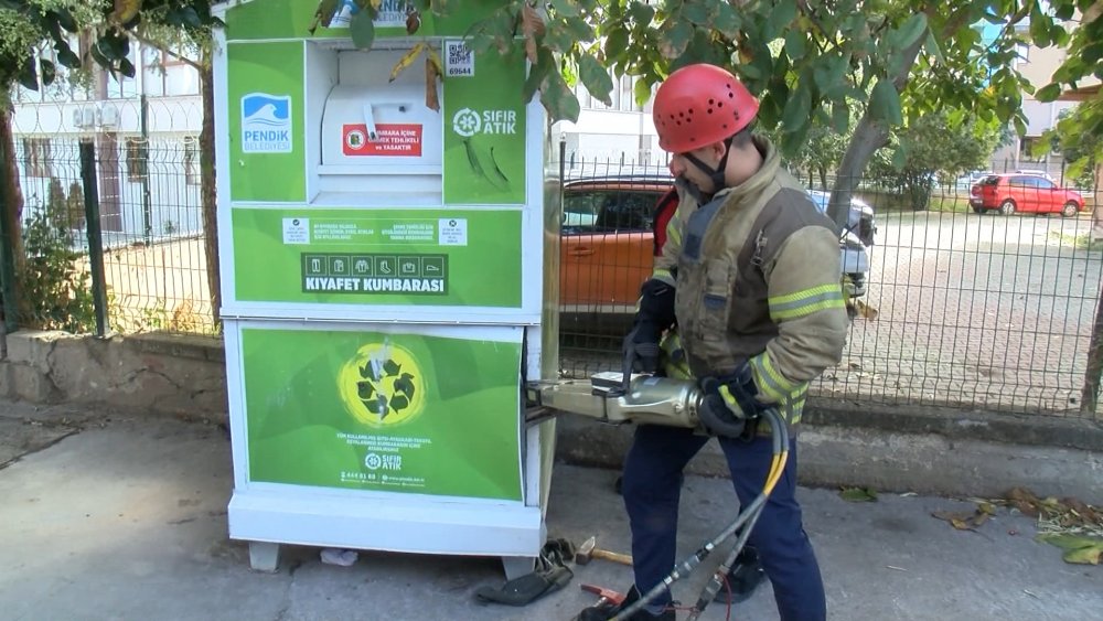 Pendik'te giysi kumbarasına giren çocuk mahsur kaldı