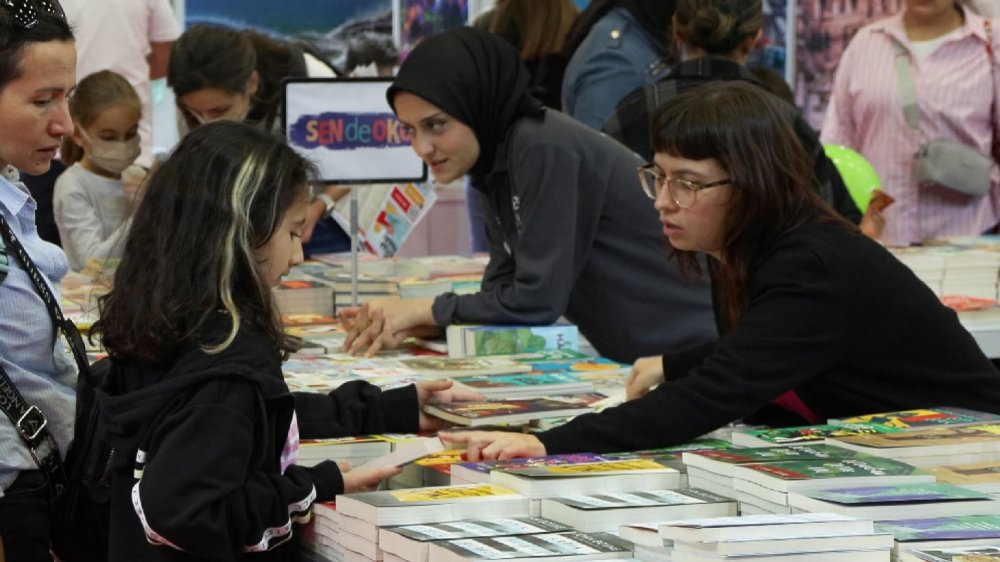 TÜYAP Kitap Fuarı'nda son gün yoğunluğu yaşanıyor