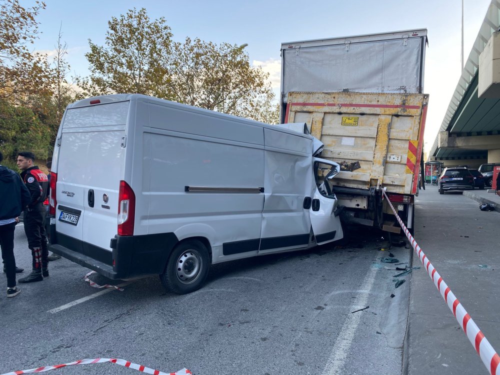 Kapalı kasa minibüs, park halindeki kamyona çarptı