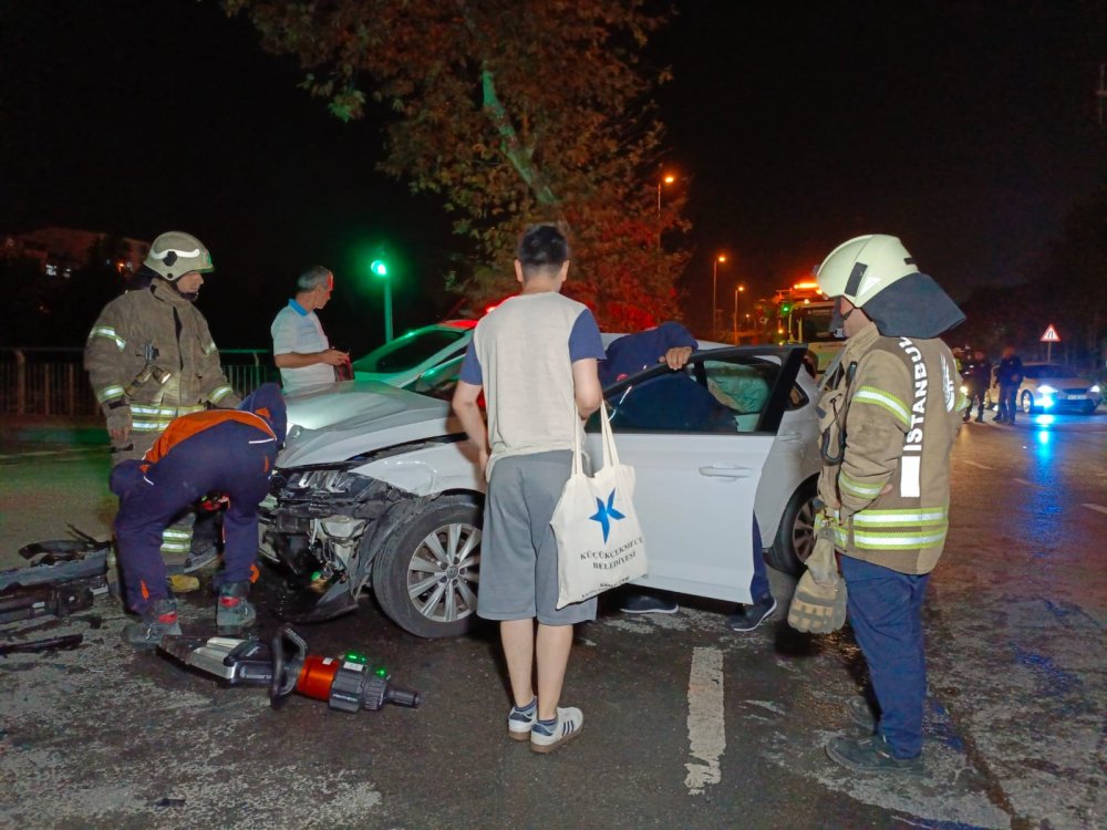 Otomobiller kafa kafaya çarpıştı, kanala uçtu