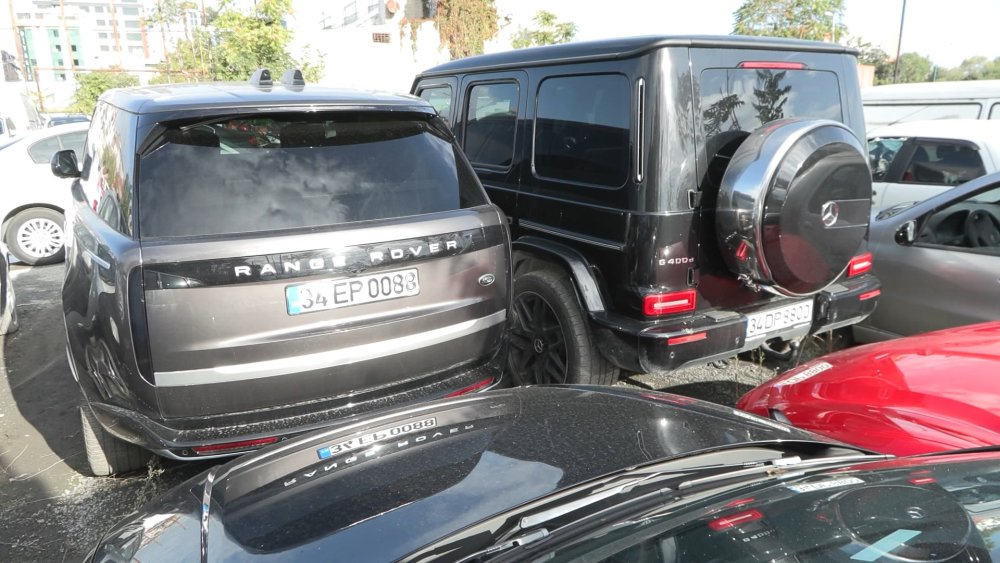 Polat çiftinin araçları yediemin otoparkında