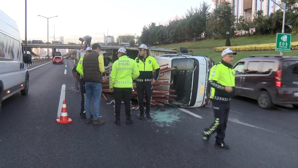 TEM'de kamyonet devrildi, yoğun trafik oluştu