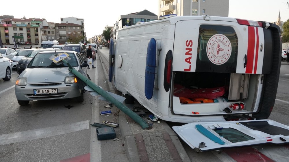 Bursa'daki ambulans kazasında sinyalizasyon direği bir aracın üzerine devrildi