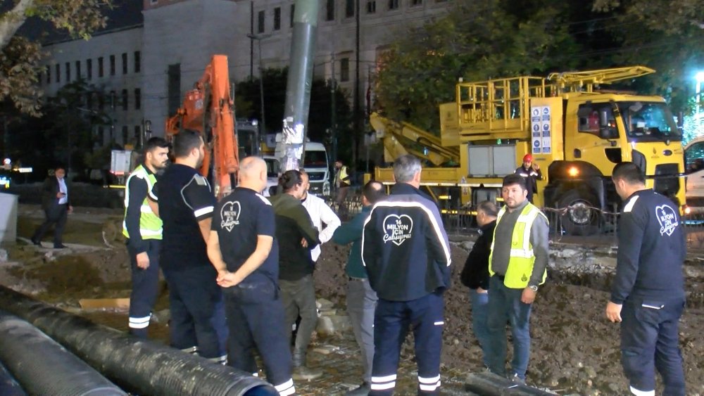 İş makinesi tramvay hattının tellerini kopardı