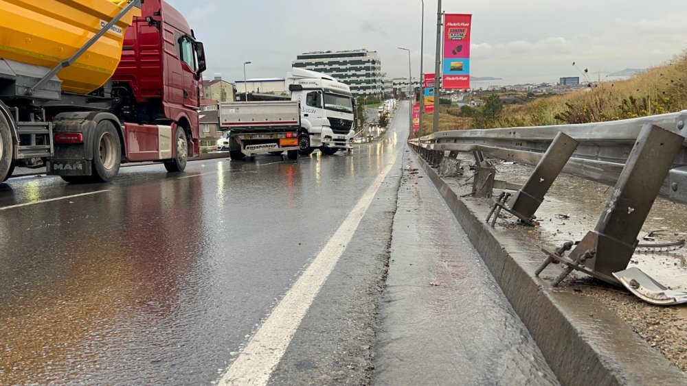 Kontrolden çıkan TIR refüje çıktı: Yol trafiğe kapatıldı