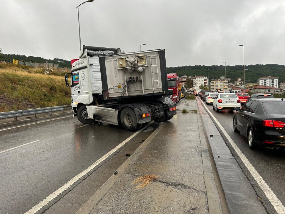 Kontrolden çıkan TIR refüje çıktı: Yol trafiğe kapatıldı