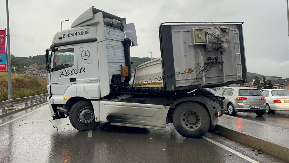 Kontrolden çıkan TIR refüje çıktı: Yol trafiğe kapatıldı