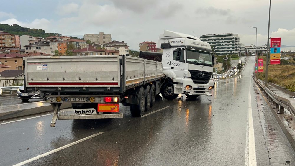 Kontrolden çıkan TIR refüje çıktı: Yol trafiğe kapatıldı