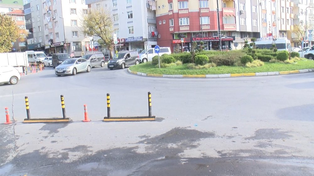 TIR'ın dorsesi açıldı; bir anda yola dağıldı! İki kişi altında kalmaktan son anda kurtuldu