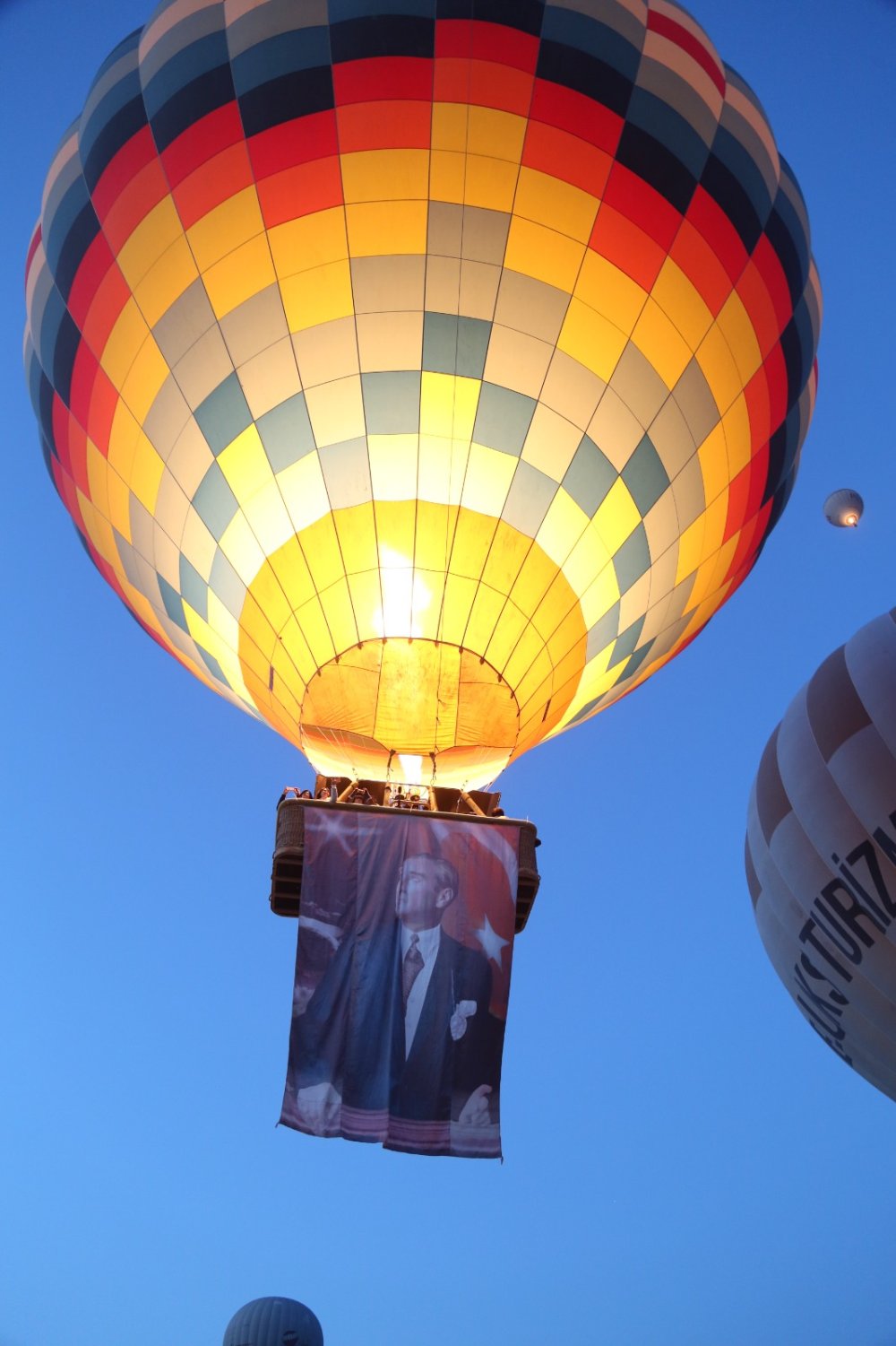 Balonlar, Atatürk posterleri ve Türk bayraklarıyla havalandı