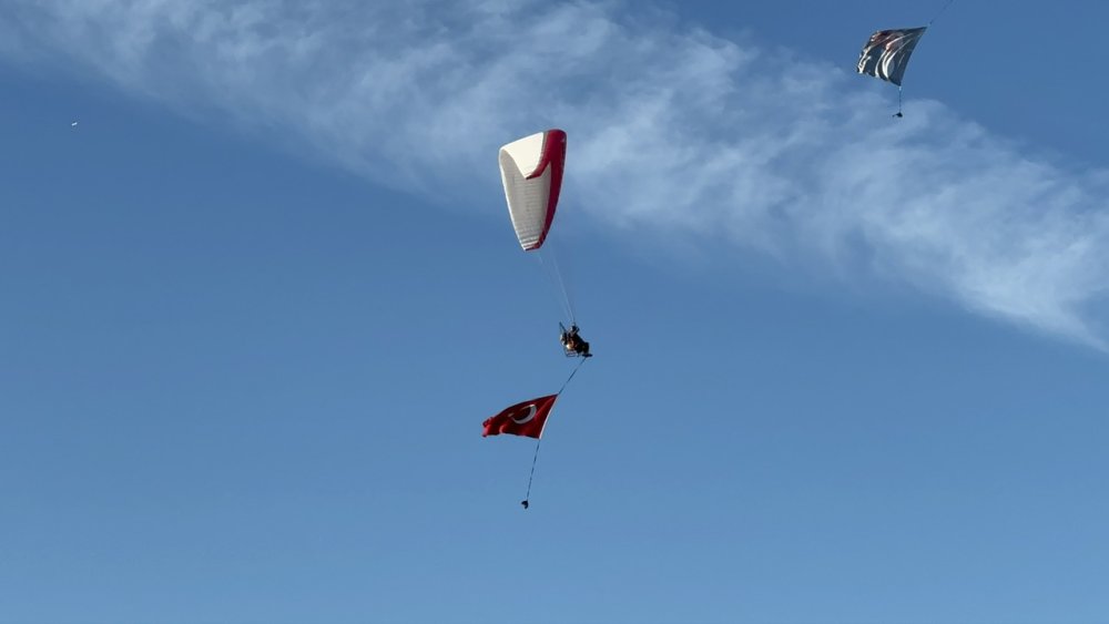 Binlerce kişi 6 buçuk kilometrelik 'Ata'ya Saygı Zinciri' oluşturdu