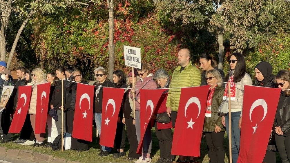 Binlerce kişi 6 buçuk kilometrelik 'Ata'ya Saygı Zinciri' oluşturdu