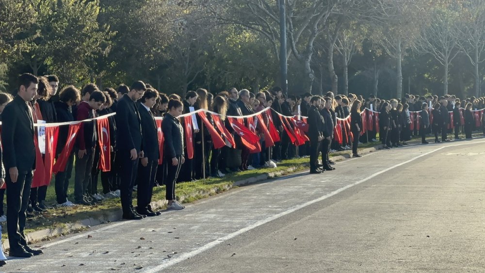 Binlerce kişi 6 buçuk kilometrelik 'Ata'ya Saygı Zinciri' oluşturdu