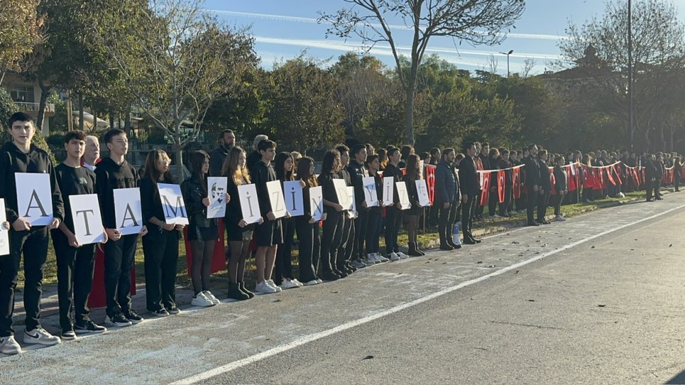 Binlerce kişi 6 buçuk kilometrelik 'Ata'ya Saygı Zinciri' oluşturdu