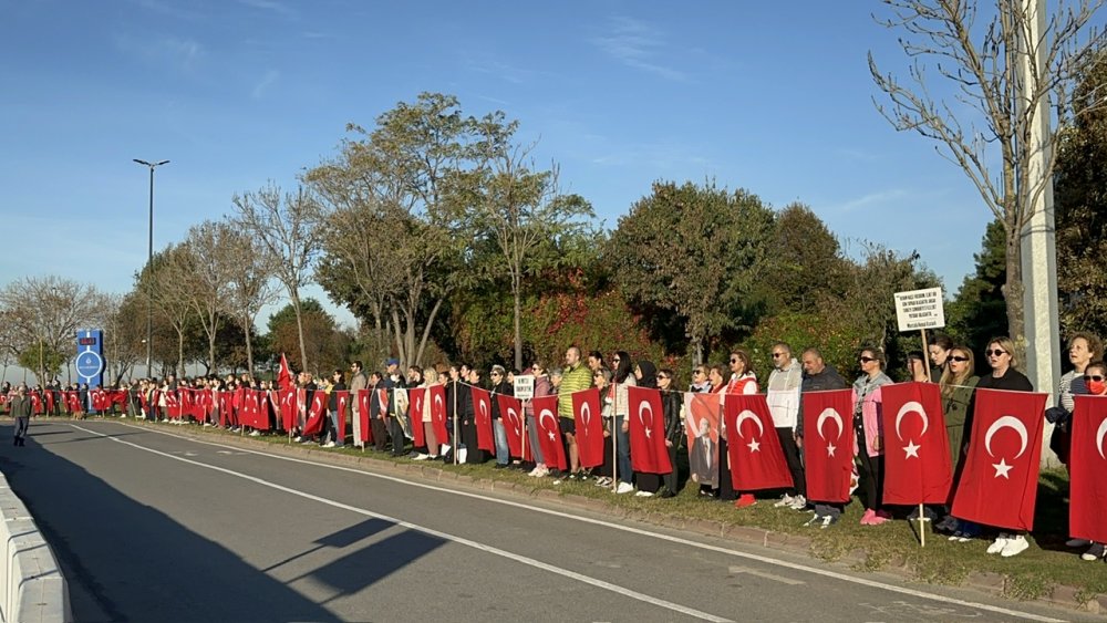 Binlerce kişi 6 buçuk kilometrelik 'Ata'ya Saygı Zinciri' oluşturdu