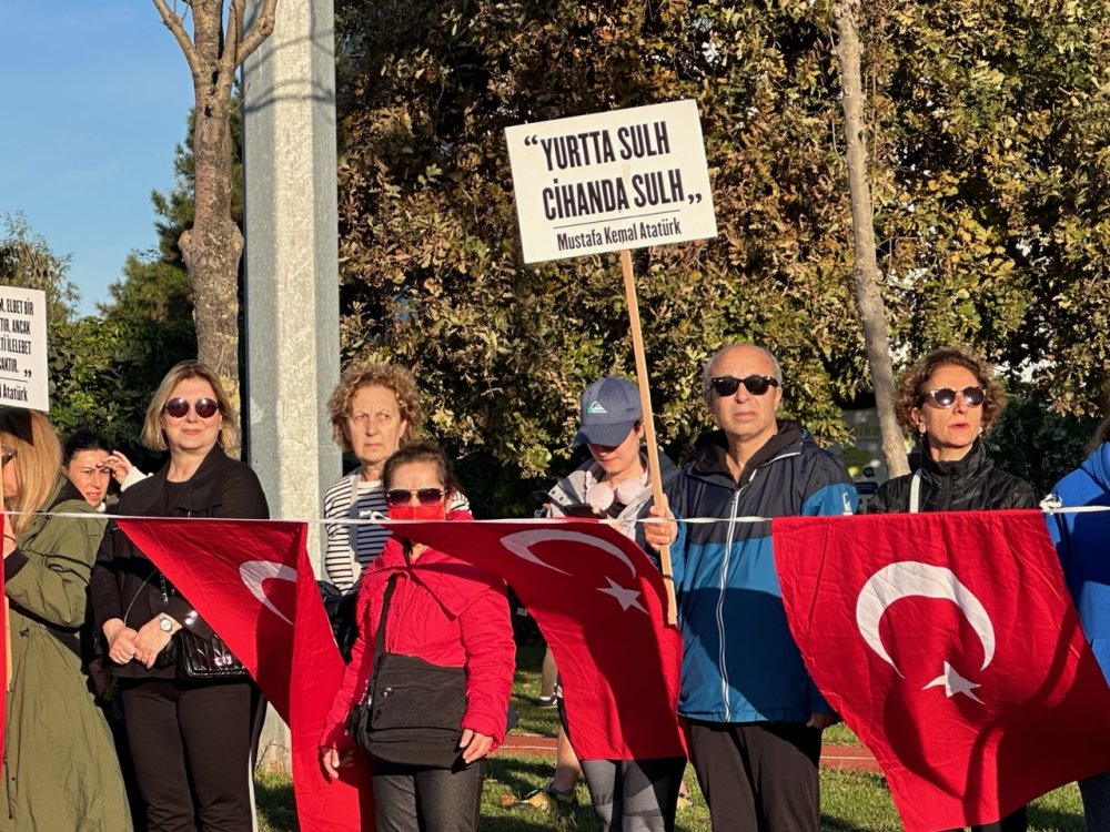 Binlerce kişi 6 buçuk kilometrelik 'Ata'ya Saygı Zinciri' oluşturdu