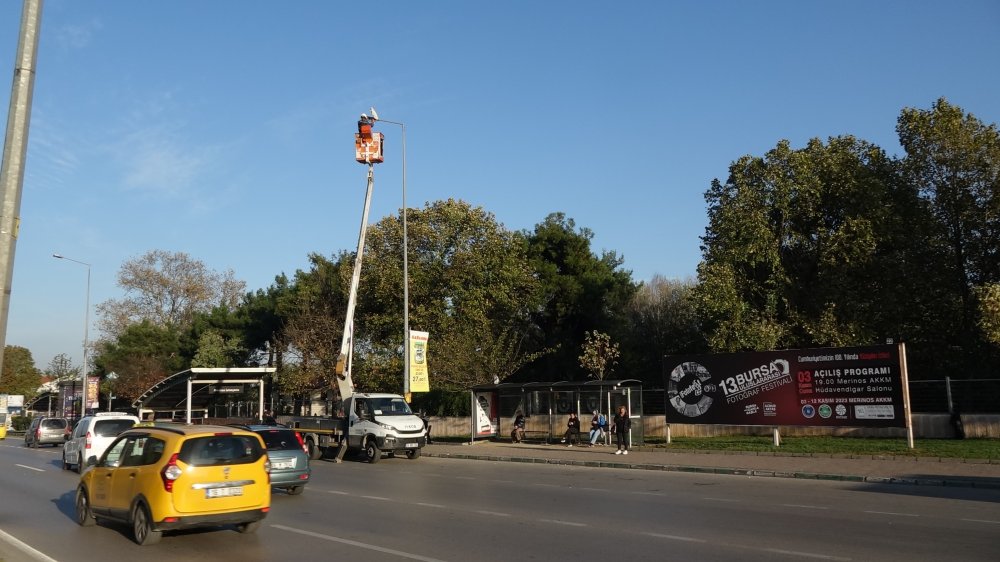 Yerden metrelerce yükseklikte Ata'ya saygı duruşu