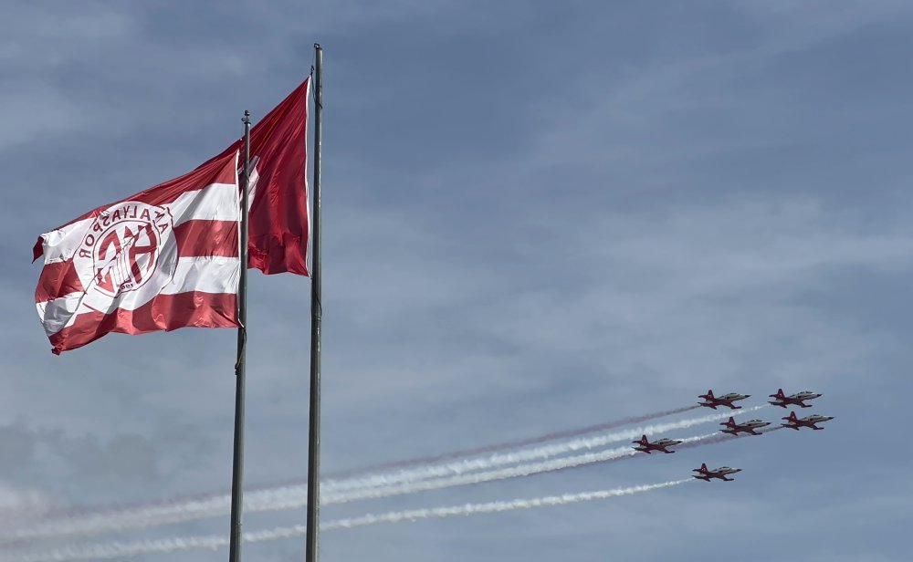 Kırmızı beyaza boyandı! Türk Yıldızları'ndan nefes kesen gösteri