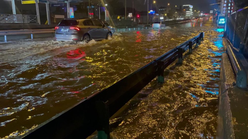 Lodos, sağanak ve dolu kenti vurdu