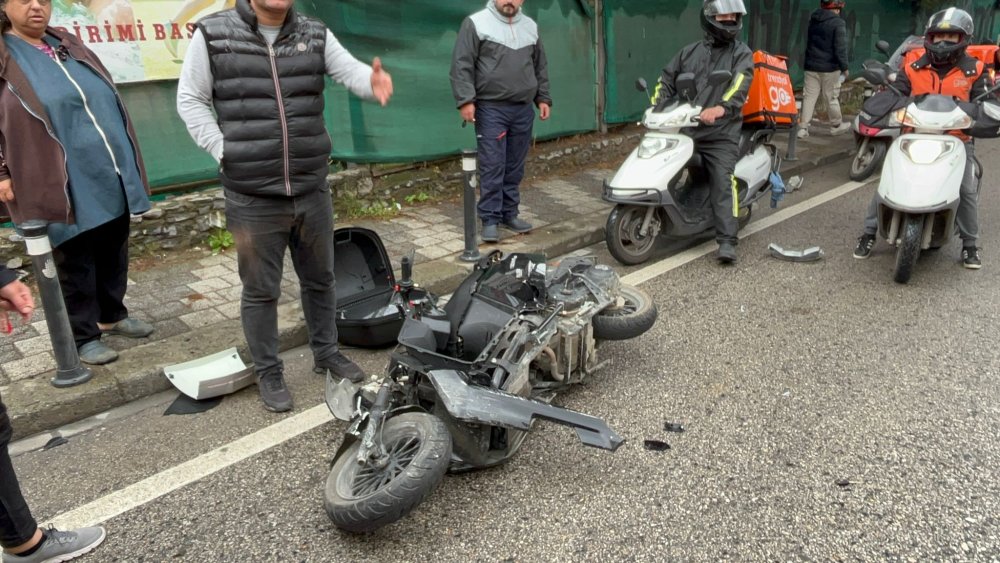 Motosiklet kaygan yolda hakimiyetini kaybedince taksinin altına girdi