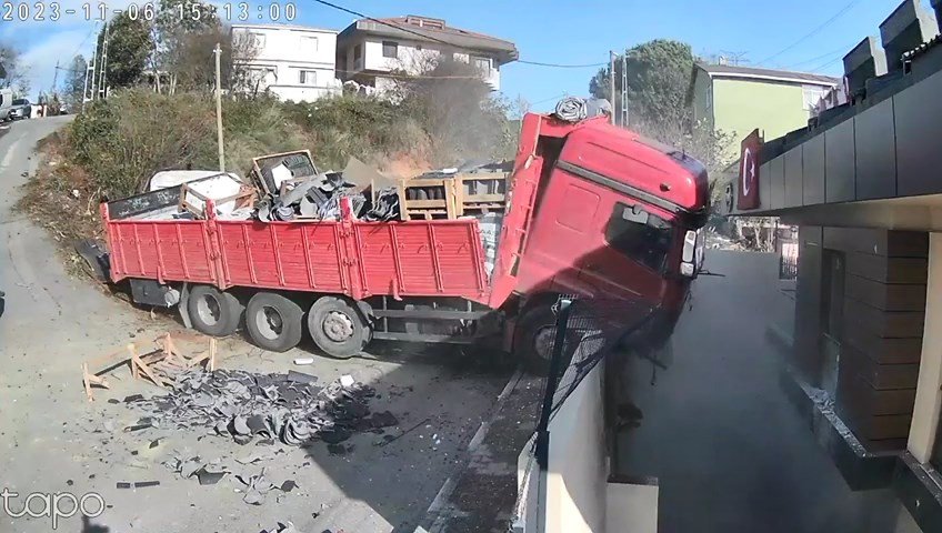 TIR bir anda yokuş aşağı kaymaya başladı: Facianın eşiğinden dönüldü