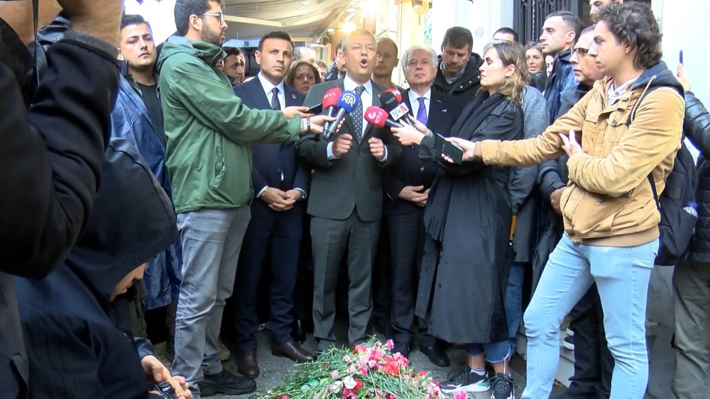 Hrant Dink'in öldürüldüğü yerde karanfilli protesto: 'Karanlık güçler iş başında'