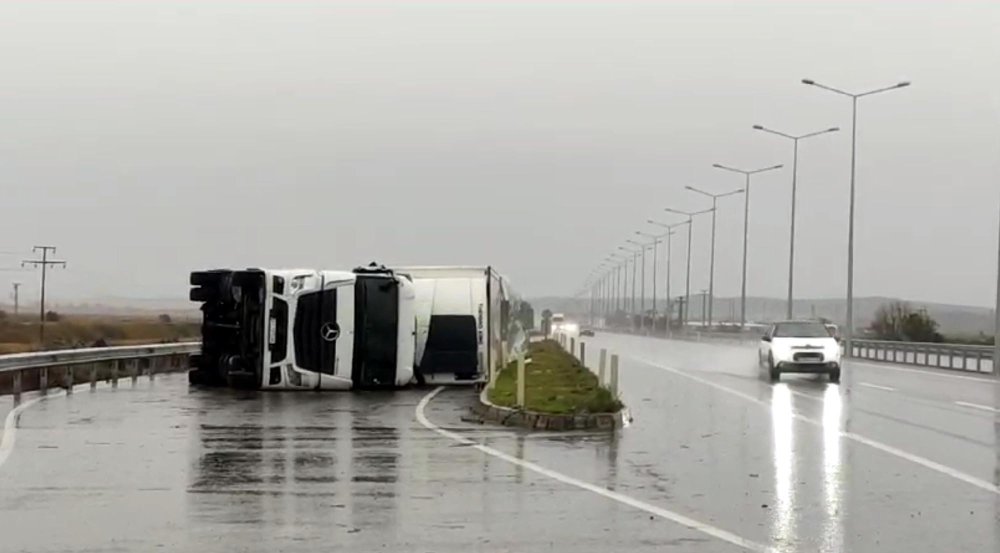 İlde kuvvetli rüzgar TIR'ı devirdi, ağaçları kökünden söktü