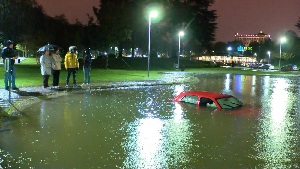 Bursa'da otomobil süs havuzuna düştü