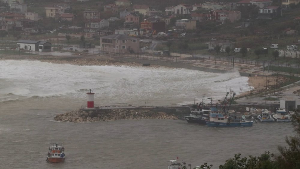 Fırtına'nın etkisiyle Karaburun'da dev dalgalar oluştu