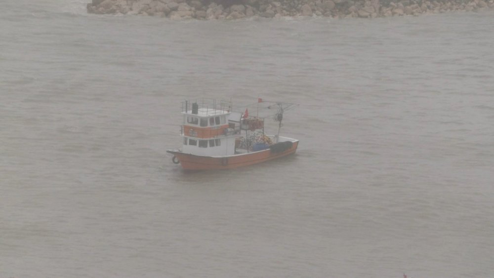 Fırtına'nın etkisiyle Karaburun'da dev dalgalar oluştu